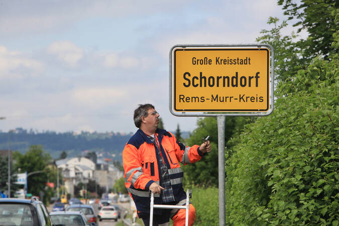 Ortsschild Schorndorf wird montiert